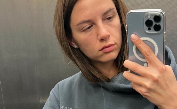 Біда в родині ведучого “Холостяка” Решетніка: дружина зірки поскаржилася на проблеми за кордоном Біда в родині ведучого “Холостяка” Решетніка: дружина зірки поскаржилася на проблеми за кордоном