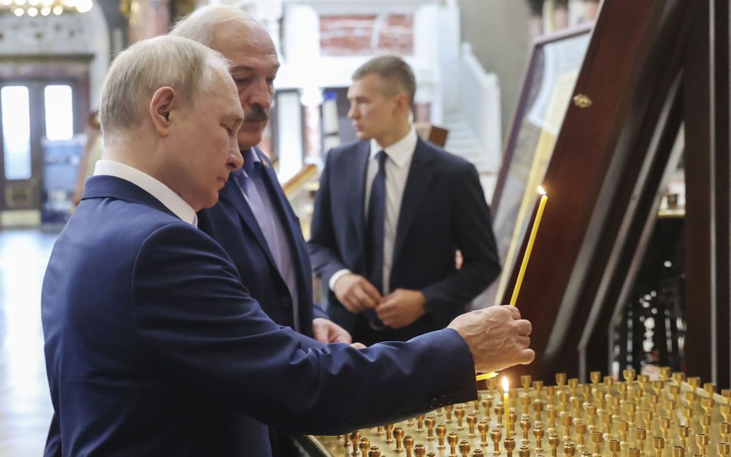 Путін поставив свічку у храмі після ракетної атаки на собор в Одесі: фото Путін поставив свічку у храмі після ракетної атаки на собор в Одесі: фото