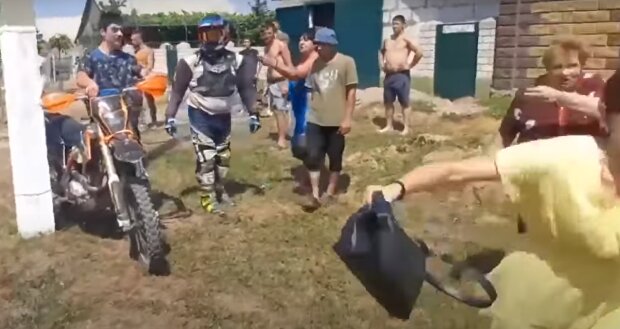 П’яні їздили мотоциклами: масова бійка сталася на Одещині, відео П’яні їздили мотоциклами: масова бійка сталася на Одещині, відео