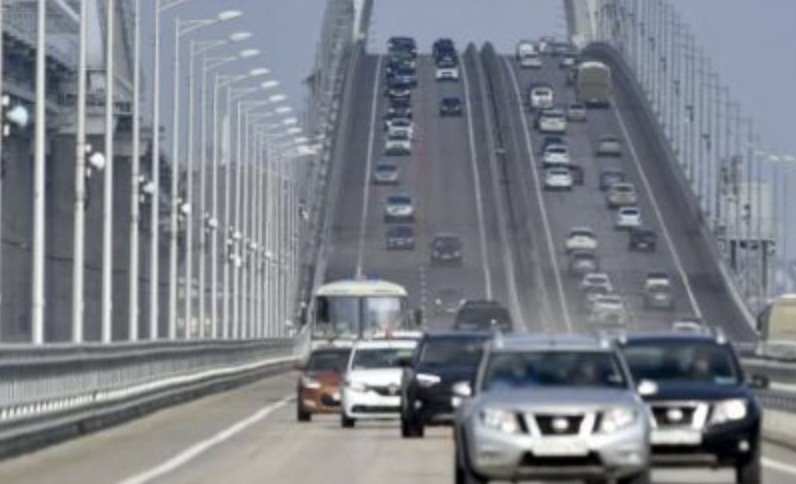 Вибухи на Кримському мосту: окупанти у паніці допитують працівників критичних об’єктів Вибухи на Кримському мосту: окупанти у паніці допитують працівників критичних об’єктів