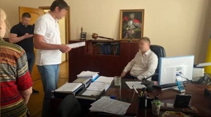 Щойно! Ще один “попався”! Вже третя велика “риба” за день: НАБУ та САП проводять обшуки у топ-чиновника Щойно! Ще один “попався”! Вже третя велика “риба” за день: НАБУ та САП проводять обшуки у топ-чиновника