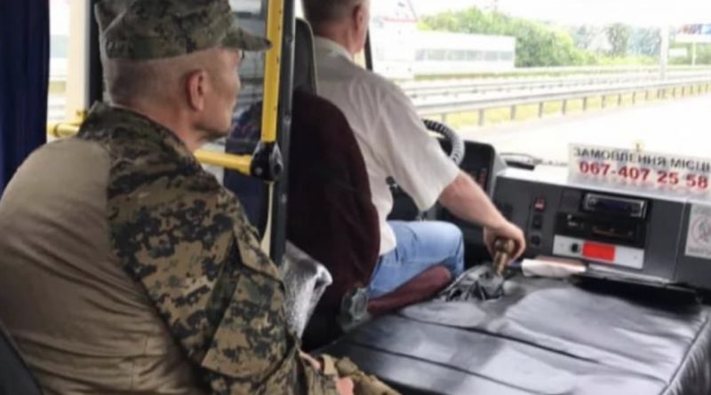 “Хвала таким водіям… Мороз по шкірі”: Зупиняється маршрутка, заходить хлопчина у камуфляжі. Обличчя втомлене, але щасливе. Видно, що їде додому. Простягає водієві 6 гривeнь за проїзд. “Хвала таким водіям… Мороз по шкірі”: Зупиняється маршрутка, заходить хлопчина у камуфляжі. Обличчя втомлене, але щасливе. Видно, що їде додому. Простягає водієві 6 гривeнь за проїзд.