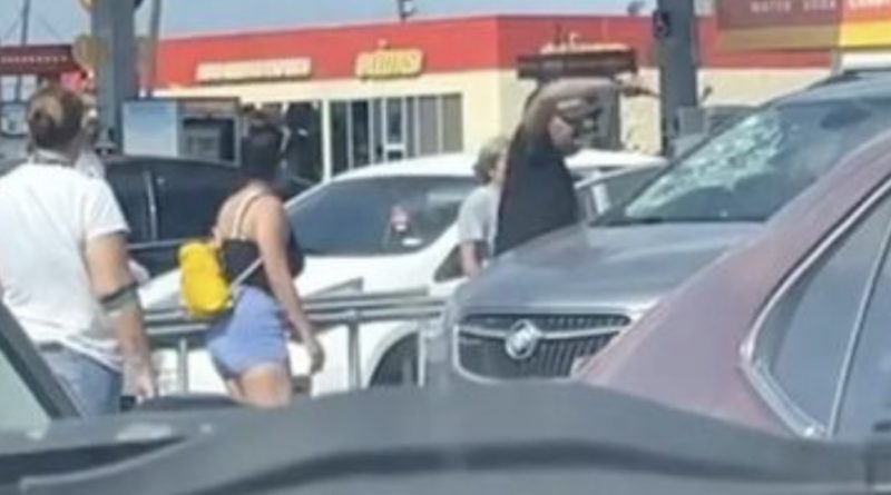 Перехожі розбили скло, щоб врятувати немовля із замкненої машини у шалену спеку – відео Перехожі розбили скло, щоб врятувати немовля із замкненої машини у шалену спеку – відео