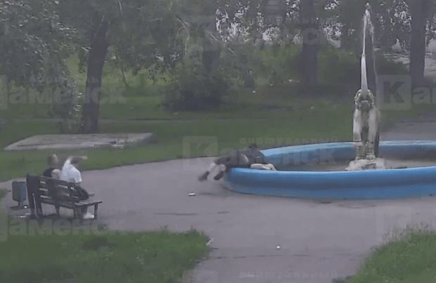 Бідолашна боїться тепер вийти з дому: У Росії “герої СВО” намагалися втопити дівчину у фонтані, тому що… “схожа на єврейку” Бідолашна боїться тепер вийти з дому: У Росії “герої СВО” намагалися втопити дівчину у фонтані, тому що… “схожа на єврейку”