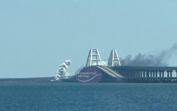 Вибухи на Кримському мосту: Російська ППО знову не впоралась, є руйнування (фото, відео) Вибухи на Кримському мосту: Російська ППО знову не впоралась, є руйнування (фото, відео)