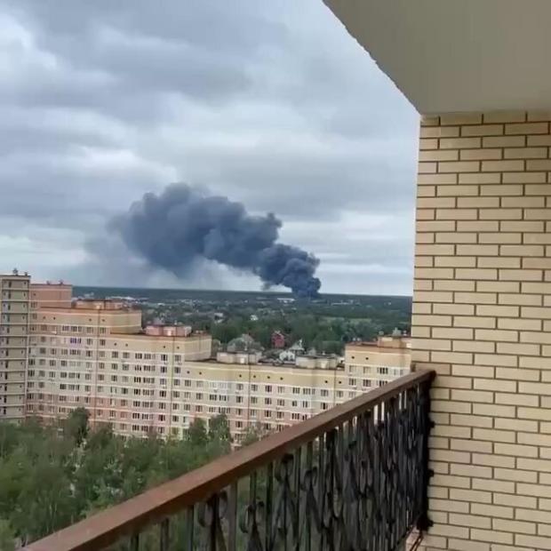 “Імпортозамістились”: В Підмосков’ї густий дим огорнув ще один військовий завод. Місцеві повідомляють, що пожежі передував вибух (відео) “Імпортозамістились”: В Підмосков’ї густий дим огорнув ще один військовий завод. Місцеві повідомляють, що пожежі передував вибух (відео)