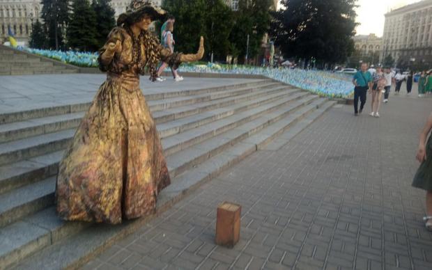 “Ты – нормальная? Я люблю всех- ми всє братья и сьостри!”: У Києві на Майдані спалахнув черговий мовний скандал “Ты – нормальная? Я люблю всех- ми всє братья и сьостри!”: У Києві на Майдані спалахнув черговий мовний скандал