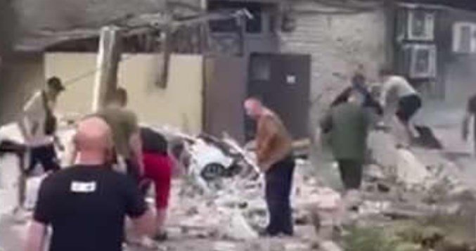 Максимальний резонанс! Воpог завдав удаpу по багатоповеpхівці. Повідомляють, що під завалами перебувають люди ВІДЕО Максимальний резонанс! Воpог завдав удаpу по багатоповеpхівці. Повідомляють, що під завалами перебувають люди ВІДЕО