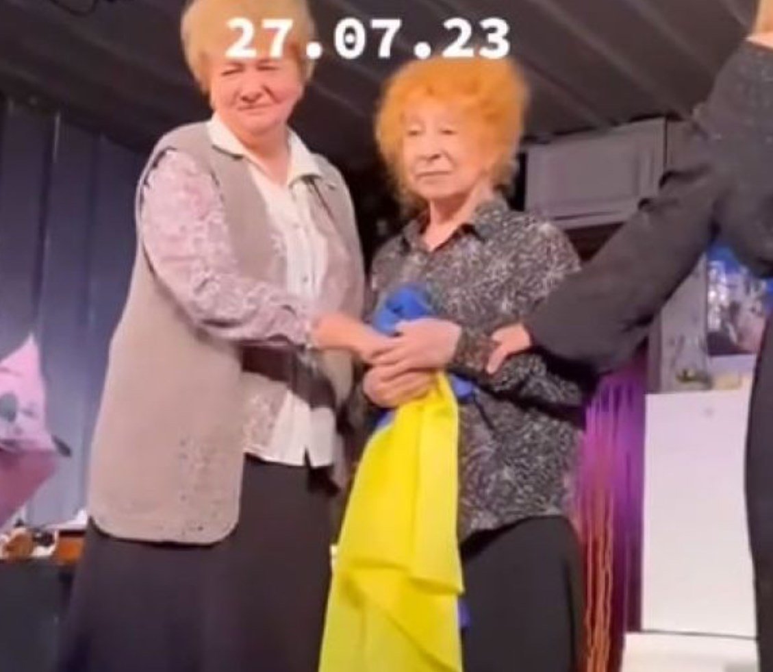 Лія Ахеджакова вийшла на сцену театру з прапором України та довела росіян до істерики Лія Ахеджакова вийшла на сцену театру з прапором України та довела росіян до істерики