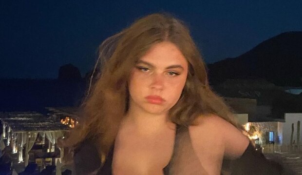 Злата на фото позує на тлі бурхливих хвиль, в яскравому купальнику з леопардовим принтом Злата на фото позує на тлі бурхливих хвиль, в яскравому купальнику з леопардовим принтом