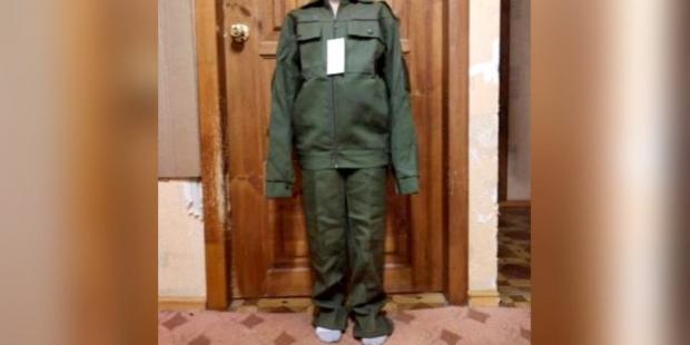 Видали навіть дівчаткам: У РФ першокласників змушують йти на 1 вересня у військовій формі (фото) Видали навіть дівчаткам: У РФ першокласників змушують йти на 1 вересня у військовій формі (фото)