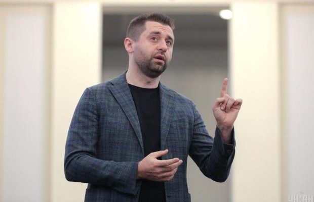 “Українців, які виїхали за кордон за підробними довідками, можуть екстрадувати”: Арахамія зробив неприємну для втікачів заяву “Українців, які виїхали за кордон за підробними довідками, можуть екстрадувати”: Арахамія зробив неприємну для втікачів заяву