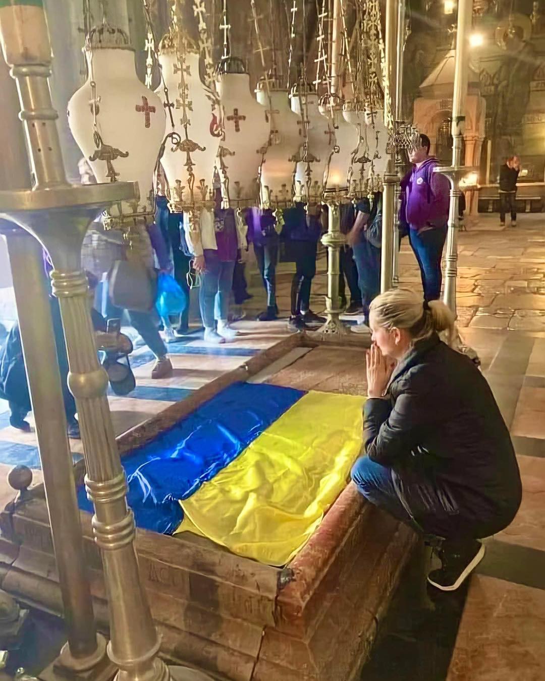 Український прапор у храмі Гробу Господнього. Він лежить на плиті, на яку був покладений Христос, знятий з хреста, і на якій Його… Український прапор у храмі Гробу Господнього. Він лежить на плиті, на яку був покладений Христос, знятий з хреста, і на якій Його…