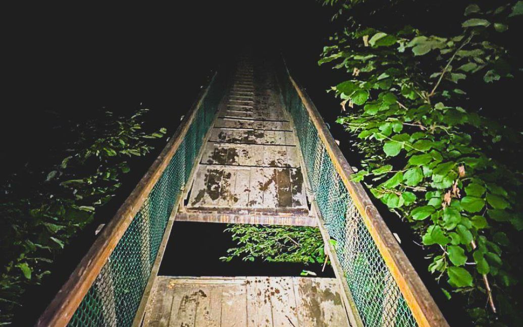 На Закарпатті обвалився дерев’яний міст: туристи впали з висоти 20 метрів На Закарпатті обвалився дерев’яний міст: туристи впали з висоти 20 метрів