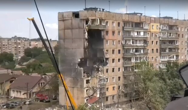 “Відкинуло хвилею, прийшла до тями, лежачи на камінні”: мешканка Кривого Рогу розкрила нові деталі удару по місту “Відкинуло хвилею, прийшла до тями, лежачи на камінні”: мешканка Кривого Рогу розкрила нові деталі удару по місту