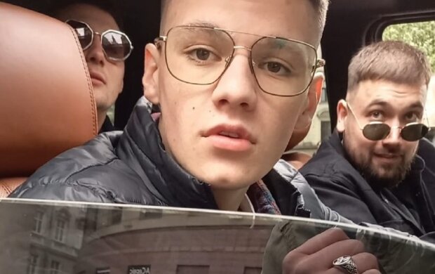 Просто знущання: як покарали мажора у Львові, який слухав Лєпса та кидався на людей Просто знущання: як покарали мажора у Львові, який слухав Лєпса та кидався на людей