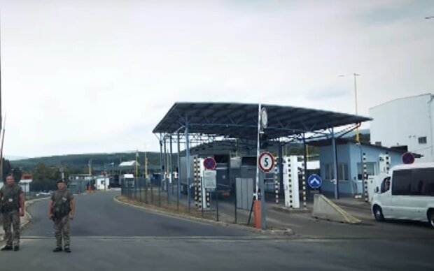 Українські митники розвернули на кордоні волонтерку, яка везла допомогу для ЗСУ: відмовилася давати хабар Українські митники розвернули на кордоні волонтерку, яка везла допомогу для ЗСУ: відмовилася давати хабар