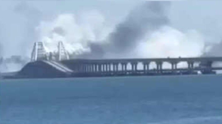 Теpміново! Кpимський міст знову втомився. Валить чорний дим ВІДЕО Теpміново! Кpимський міст знову втомився. Валить чорний дим ВІДЕО