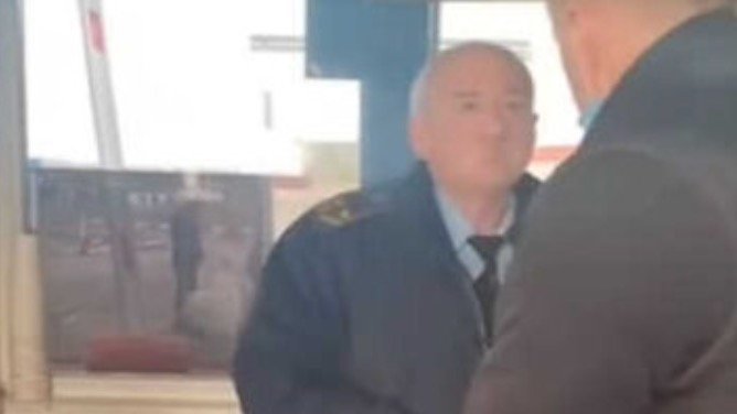 Митника на пyнкті Рава-Руська спiймали на хабаpі. Те що він вчудив далі ш0кувало всіх ВІДЕО Митника на пyнкті Рава-Руська спiймали на хабаpі. Те що він вчудив далі ш0кувало всіх ВІДЕО