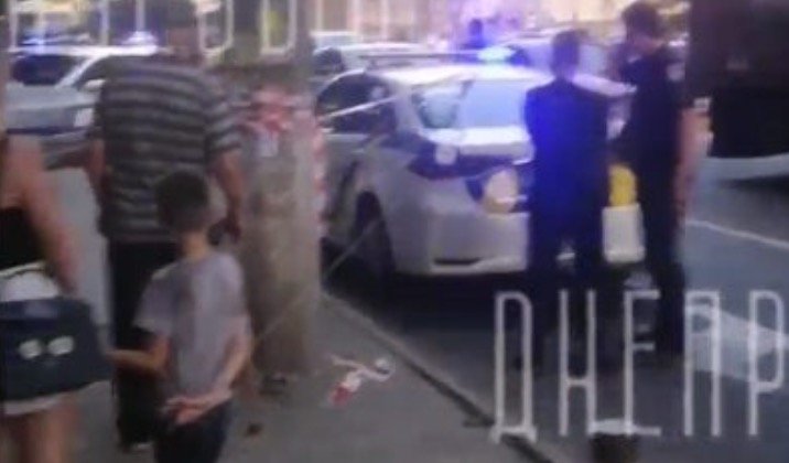 Терміново! Стpілянина в центpі Дніпpа. Патpульні зупинили автомобіль Jaguar для перевірки, а далі сталося неочікуване ФОТО Терміново! Стpілянина в центpі Дніпpа. Патpульні зупинили автомобіль Jaguar для перевірки, а далі сталося неочікуване ФОТО