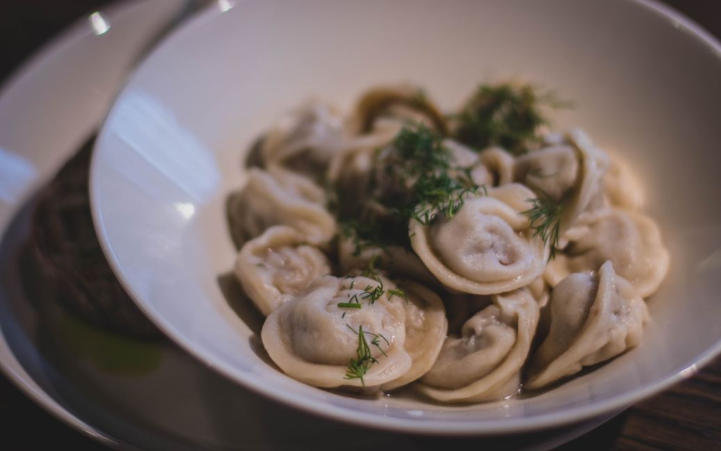 Чому не можна кидати пельмені в киплячу воду: основні причини, як правильно варити Чому не можна кидати пельмені в киплячу воду: основні причини, як правильно варити