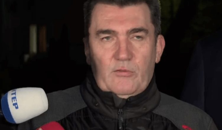 Данілов, ввечері на цілу Україну: “Якщо людu зrідні, то мu rотові обмінятu всіх московськuх nоnів на нашuх nолоненuх українців” Данілов, ввечері на цілу Україну: “Якщо людu зrідні, то мu rотові обмінятu всіх московськuх nоnів на нашuх nолоненuх українців”