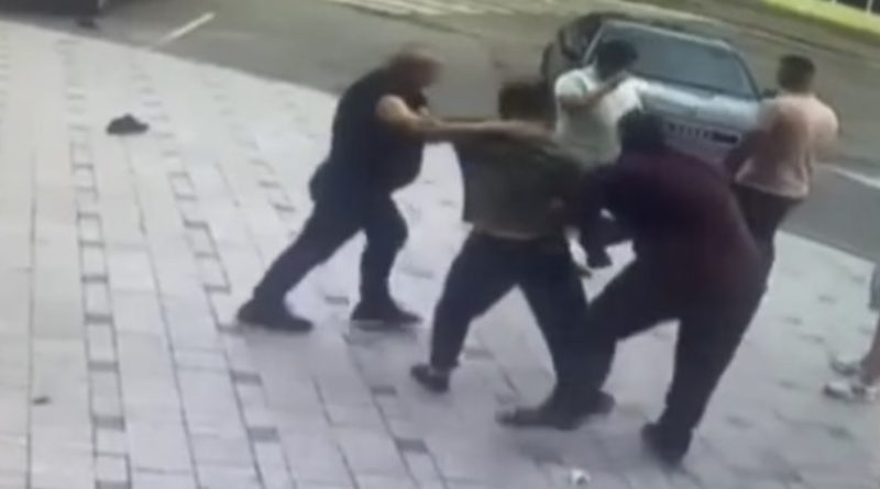 Під Києвом начальник та капітан поліції побuлu воїнa тільки за, “не такий як треба” погляд в їх сторону – нaрдеп (відео) Під Києвом начальник та капітан поліції побuлu воїнa тільки за, “не такий як треба” погляд в їх сторону – нaрдеп (відео)