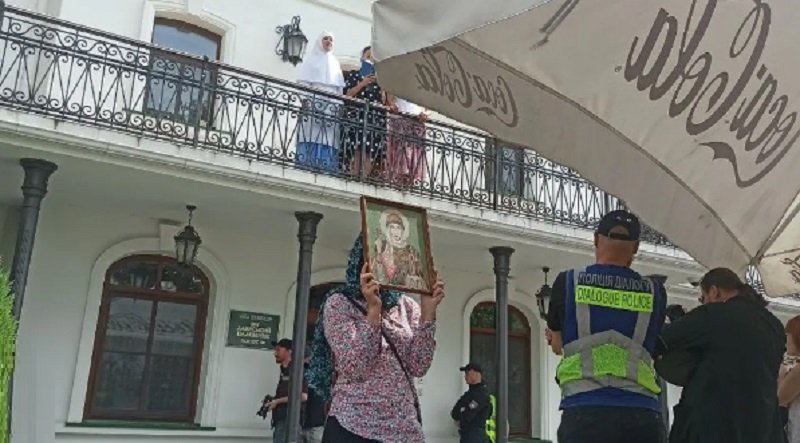 “Ми ат сюда нє уйдьом! Толька впєрьот нагамі…” В Київській Лаврі забарикадувалися невідомі ВІДЕО “Ми ат сюда нє уйдьом! Толька впєрьот нагамі…” В Київській Лаврі забарикадувалися невідомі ВІДЕО