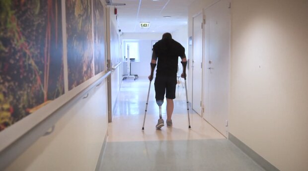 Дівчата з Кам’янського принизили пораненого захисника, який зробив їм зауваження: відео Дівчата з Кам’янського принизили пораненого захисника, який зробив їм зауваження: відео