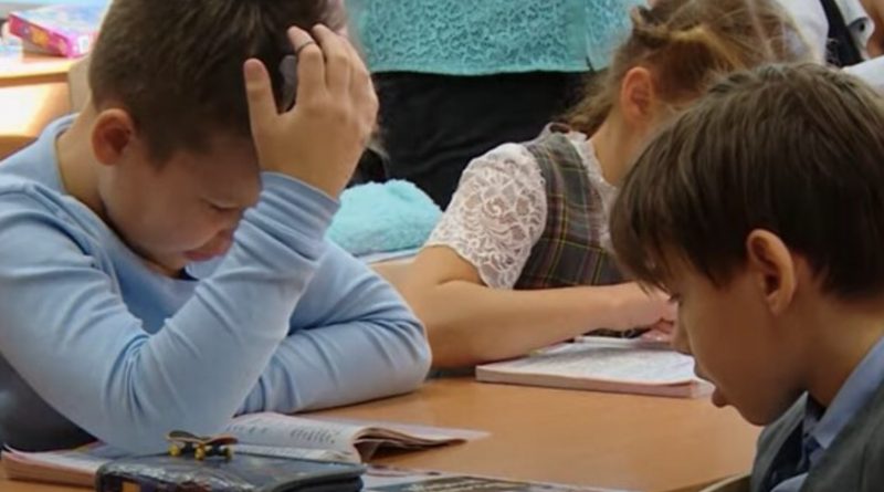 На очах вчительки до струсу мозку побили школяра, з’явилося відео: стояла за 15 метрів і нічого не робила На очах вчительки до струсу мозку побили школяра, з’явилося відео: стояла за 15 метрів і нічого не робила