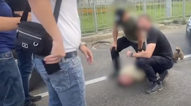 В Україні вибухнув черговий скандал із військкомом: заробив на призовниках десятки тисяч доларів В Україні вибухнув черговий скандал із військкомом: заробив на призовниках десятки тисяч доларів