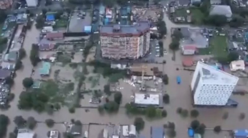 Смертельна повінь у росії: прорвало дамбу, будинки плавають вулицями, кадри масштабної НП Смертельна повінь у росії: прорвало дамбу, будинки плавають вулицями, кадри масштабної НП