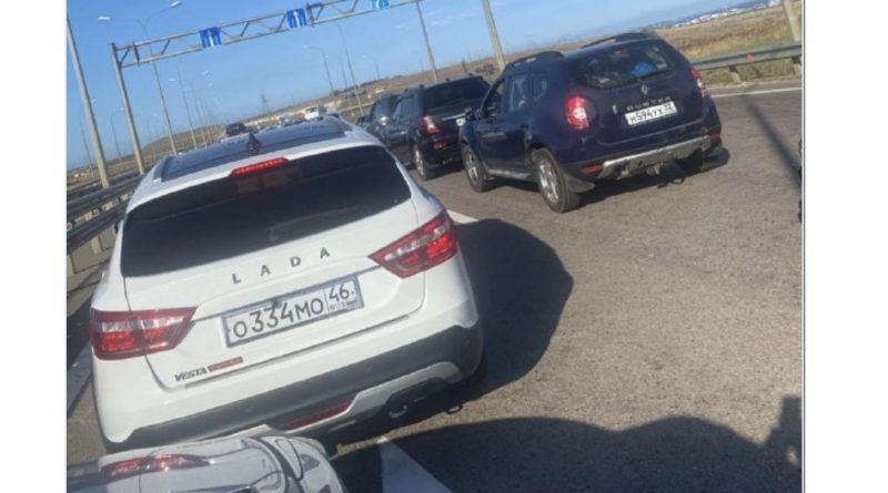 Після “бавовни” на Кримському мосту утворився величезний затор Після “бавовни” на Кримському мосту утворився величезний затор
