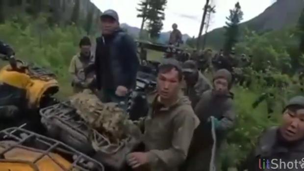 “На Украину езжай – там постреляй”: В Бурятії копачі нефриту влаштували розбірки з поліцейським (відео) “На Украину езжай – там постреляй”: В Бурятії копачі нефриту влаштували розбірки з поліцейським (відео)