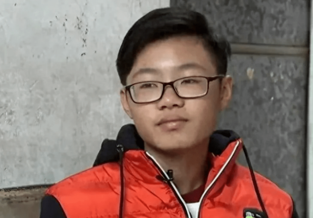 Потрапив під колеса: Батьки збили власного сина, якого шукали 12 років (фото) Потрапив під колеса: Батьки збили власного сина, якого шукали 12 років (фото)