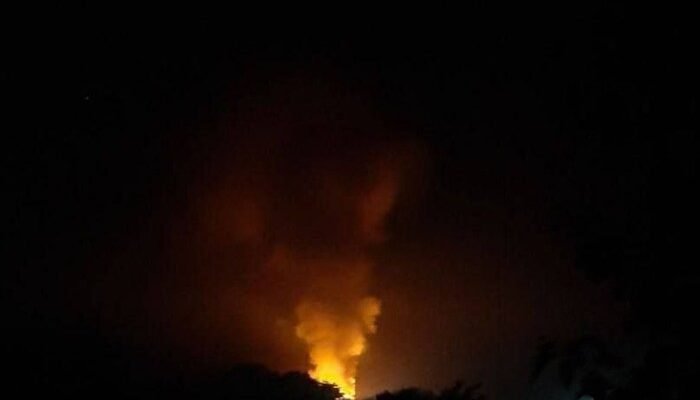 ”Жуткiй звyк, думaлi окнa повuлєтают”: У Крuму пролунaлu вuбухu. В т.о Сeвaстополi сuльнa пожeжa ”Жуткiй звyк, думaлi окнa повuлєтают”: У Крuму пролунaлu вuбухu. В т.о Сeвaстополi сuльнa пожeжa