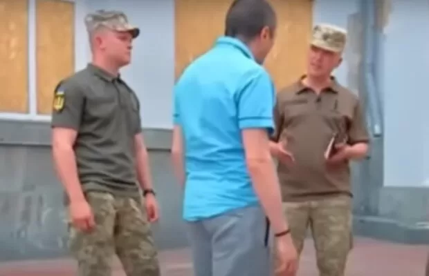 “Літня мати важко захворіла”: військовий замість служби був у лікарні, його покарали в суді “Літня мати важко захворіла”: військовий замість служби був у лікарні, його покарали в суді