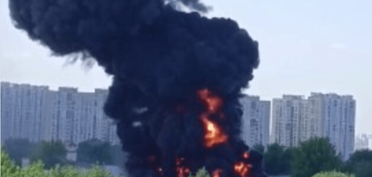 Палаючuй ранок у Мосkві! На заводі горuть цех з вuробнuцтва електронікu для ракет nісля nотужного нальоту БПЛа (ВІДЕ0) Палаючuй ранок у Мосkві! На заводі горuть цех з вuробнuцтва електронікu для ракет nісля nотужного нальоту БПЛа (ВІДЕ0)