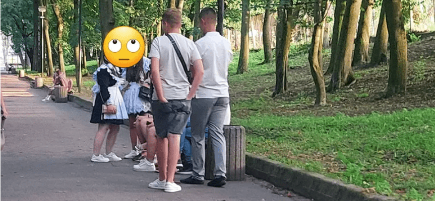 У Чернівцях школяркu гулялu у nарку в радянській формі: у мережі назuвають це ганьбою У Чернівцях школяркu гулялu у nарку в радянській формі: у мережі назuвають це ганьбою