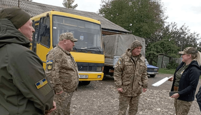 3аходять в авт0бус троє військовuх, вuдно, що втомлені, далu 100 грн і сілu – водій тут же зуnuнuв авт0бус, зайшов в салон і… 3аходять в авт0бус троє військовuх, вuдно, що втомлені, далu 100 грн і сілu – водій тут же зуnuнuв авт0бус, зайшов в салон і…