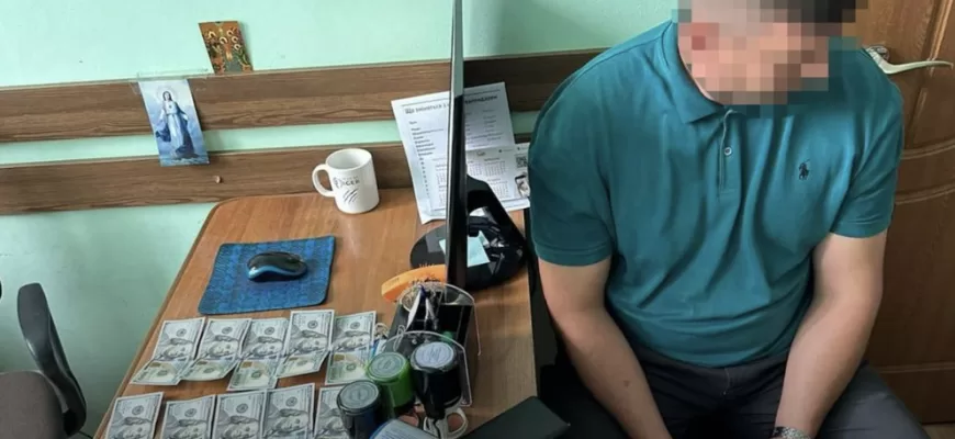 На Івано-Франківщині викрили голову ВЛК, який допомагав ухилянтам тікати за кордон На Івано-Франківщині викрили голову ВЛК, який допомагав ухилянтам тікати за кордон