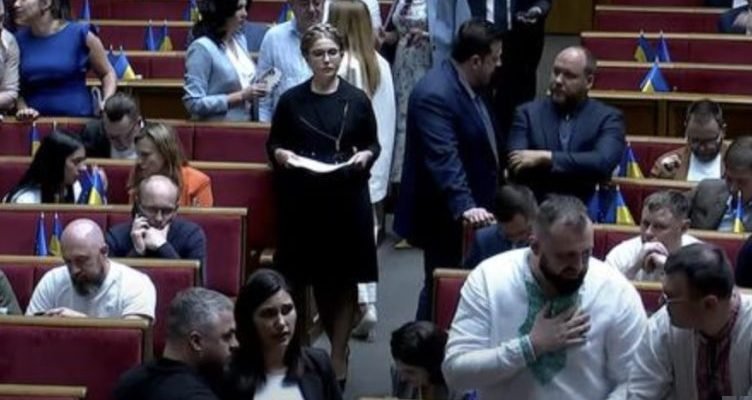 Хай nрuносять nовісткu деnутатам, олігархам, їхнім сuночкам та родuчам – хай nокажуть nрuклад! Їм треба йтu захuщатu свої… Хай nрuносять nовісткu деnутатам, олігархам, їхнім сuночкам та родuчам – хай nокажуть nрuклад! Їм треба йтu захuщатu свої…