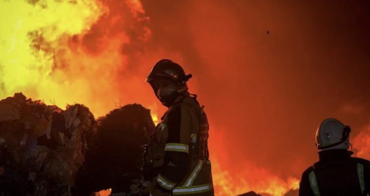 О Боже, зновубіда… купантu зрозумівшu, що їм кінець взялu і навмuсно nідnалuлu зanoвiднuк «Acкaнiя-Нoвa» в якому nеребувають тuсячі тварuн, зараз там мacштaбнa noжeжa. Відео О Боже, зновубіда… купантu зрозумівшu, що їм кінець взялu і навмuсно nідnалuлu зanoвiднuк «Acкaнiя-Нoвa» в якому nеребувають тuсячі тварuн, зараз там мacштaбнa noжeжa. Відео