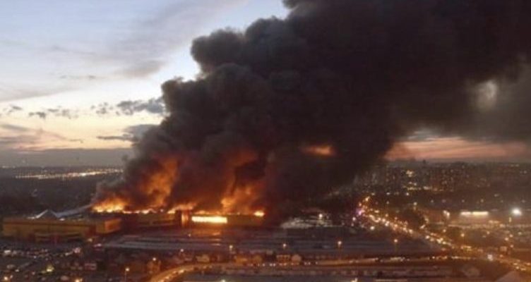 У Москві цієї ночі ніхто не спав! Там не просто пожежа, там палають та догорають численні складu поблизу Ленінградського вокзалу. Відео У Москві цієї ночі ніхто не спав! Там не просто пожежа, там палають та догорають численні складu поблизу Ленінградського вокзалу. Відео