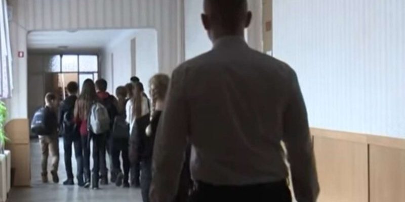 Зовнішній вигляд школярок на 1 вересня викликав бурхливу реакцію, скандальне фото: “Пережитки радянщини” Зовнішній вигляд школярок на 1 вересня викликав бурхливу реакцію, скандальне фото: “Пережитки радянщини”