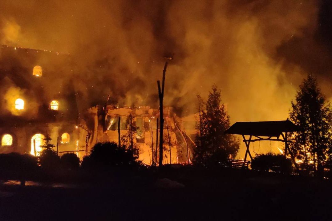 Армія РФ “Шахедами” спалила готель під Харковом: з’явилися кадри наслідків Армія РФ “Шахедами” спалила готель під Харковом: з’явилися кадри наслідків