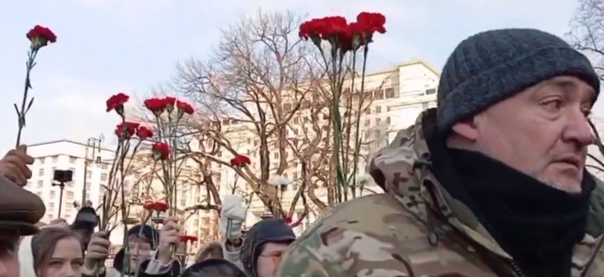 “Білі хустки” в Москві вимагають від Путіна припинення війни: “Зупиніть це неподобство” “Білі хустки” в Москві вимагають від Путіна припинення війни: “Зупиніть це неподобство”