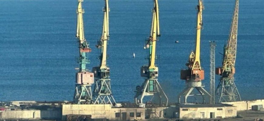 Чорноморський флот РФ втік із Феодосії після знищення БДК “Новочеркаськ” Чорноморський флот РФ втік із Феодосії після знищення БДК “Новочеркаськ”