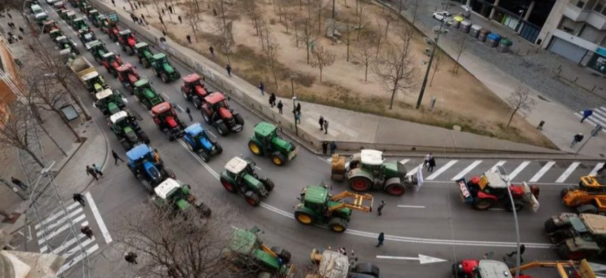 Фермери перекрили траси по всій Іспанії, висунувши ультиматум, – на дорогах колапс Фермери перекрили траси по всій Іспанії, висунувши ультиматум, – на дорогах колапс