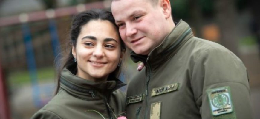 «Через десять днів після весілля чоловік поїхав на Куп’янський напрямок»: історія кохання українських військових, які познайомились на службі «Через десять днів після весілля чоловік поїхав на Куп’янський напрямок»: історія кохання українських військових, які познайомились на службі